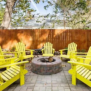  Apartment Vibrant, Colorful Building With Backyard Firepit And Games United States
